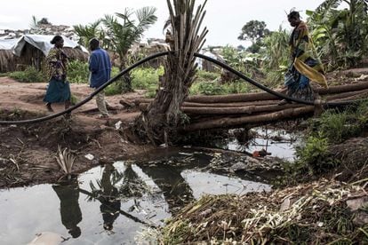 <p>La malaria representa otro problema muy grave en Tanganica por la presencia del lago</p>. <p>En la imagen, unos congoleños caminan en un campamento para personas internamente desplazadas el 20 de marzo de 2018 en Kalemie (República Democrática del Congo).</p>