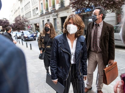 La fiscal general del Estado, Dolores Delgado, a su llegada al Ateneo de Madrid para dar una conferencia, el pasado mes de abril.