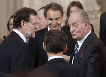 Nicolas Sarkozy (de espaldas), junto al rey Juan Carlos; el presidente del Gobierno, Mariano Rajoy, y el expresidente José Luis Rodríguez Zapatero conversan tras el acto de imposición del Collar de la Orden del Toisón de Oro, en el Palacio Real.