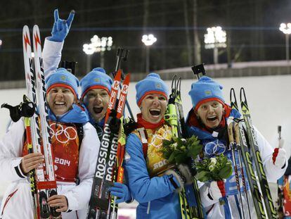 Yana Romanova y Olga Vilukhina, ambas en los extremos de la foto, cuando ganaron la medalla de plata en Sochi 2014.