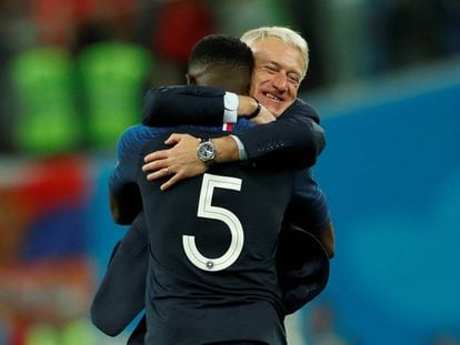 Didier Deschamps abraza a Umtiti después de clasificarse para la final del Mundial.