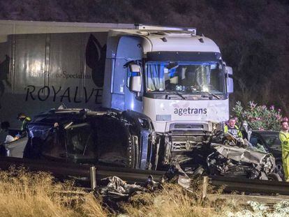 Dos coches destrozados por el accidente de este lunes en la A7, en Murcia.