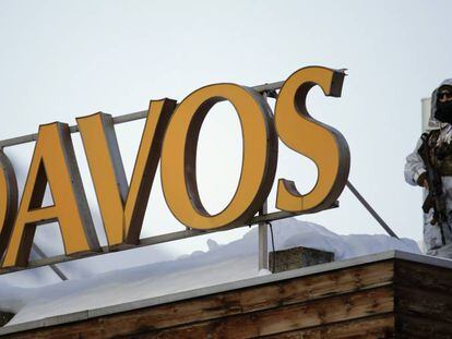 Un policía en el tejado de un hotel de Davos.