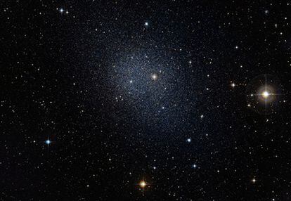 La galaxia enana Fornax, vecina de la Vía Láctea, en la que los astrónomos han identificado estrellas primitivas
