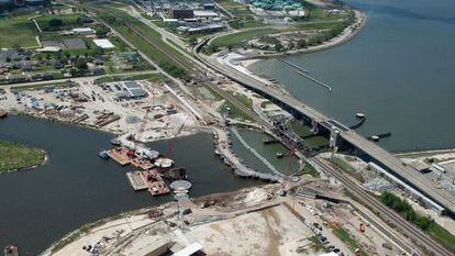 Imagen a&eacute;rea del nuevo dique en el lago Pontchartrain de Nueva Orleans. 