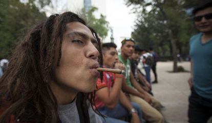 Un grupo de j&oacute;venes fuman marihuana afuera del Senado mexicano.