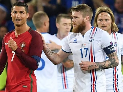 Gunnarsson (d) habla con Cristiano Ronaldo al final del partido.