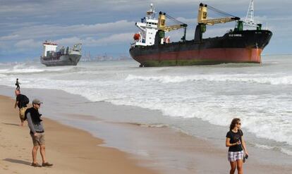 Los cargueros encallados en la playa de El Saler, esta mañana.