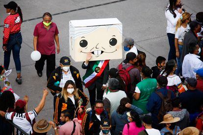 Una persona disfrazada de López Obrador, este miércoles en el Zócalo.