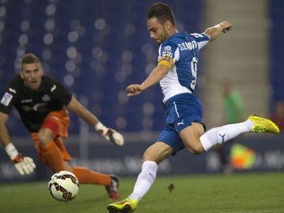 Sergio Garc&iacute;a chuta ante Guaita.
