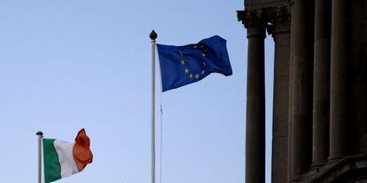 Una bandera de Irlanda y otra de la Uni&oacute;n Europea en Dubl&iacute;n