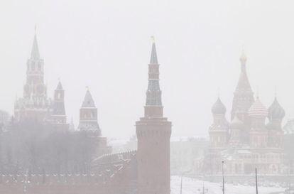 Vista del Kremlin durante una ventisca de nieve en Moscú donde se han registrado 24 grados bajo cero