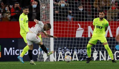 Sevilla FC Papu Gómez (2i) dispara a puerta para marcar el primer gol de su equipo ante el Elche