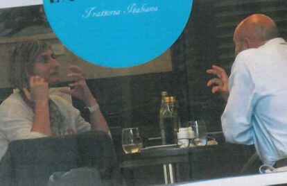 La consejera Alba Vergés y Xavier Vendrell, de espaldas, hablan en un restaurante de Barcelona. Imagen contenida en el sumario.