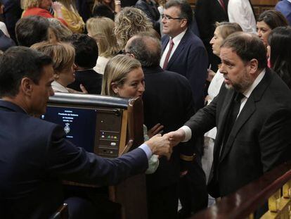 Pedro Sánchez saluda este martes a Oriol Junqueras desde su escaño del Congreso.