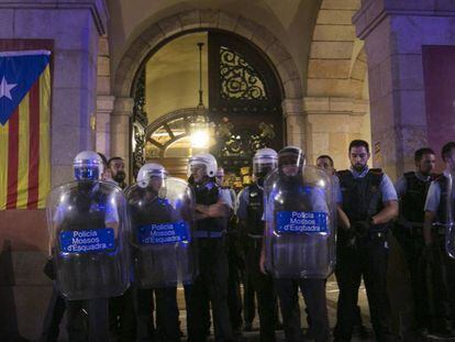 Los Mossos cargan para evitar que radicales independentistas ocupen el Parlament