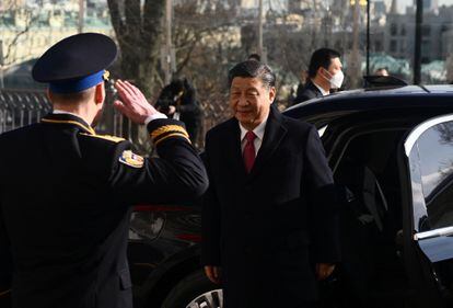 El presidente chino, Xi Jinping, al llegar a una reunión con el presidente ruso, Vladímir Putin, este martes en Moscú.