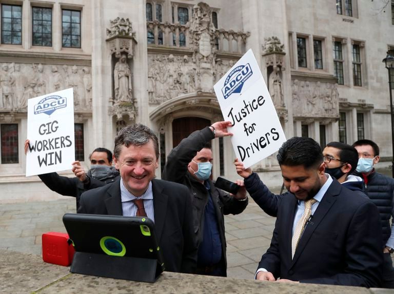 Conductores de Uber celebran este viernes la sentencia ante el Tribunal Supremo de Reino Unido, en Londres.