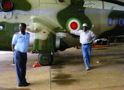 El general Agustín Ndong Ona posa junto a uno de los helicópteros de combate comprados por Kokorev.
