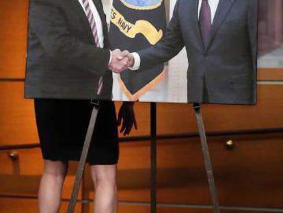 Un cartel muestra a Donald Trump con el ministro ruso de Exteriores, Sergu&eacute;i Lavrov. &nbsp;