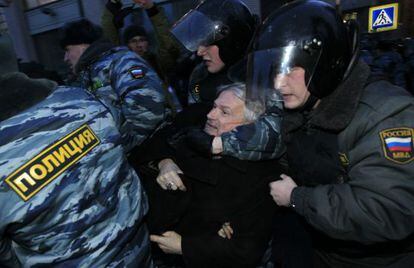 Polic&iacute;as rusos detienen al l&iacute;der opositor Edouard Limonov durante una protesta cerca de la sede de la Comisi&oacute;n Electoral Central hoy en Mosc&uacute;.