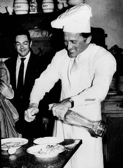 El actor norteamericano Kirk Douglas, en los fogones de una sociedad gastronómica de San Sebastián durante la edición de 1958, en la que presentó 'Los Vikingos'.
