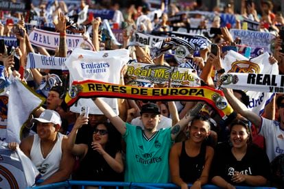 Aficionados del Real Madrid esperan al equipo en la plaza de la Cibeles.