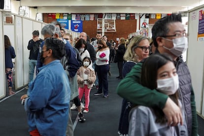 Votantes hacen fila en un centro de votación de São Paulo.