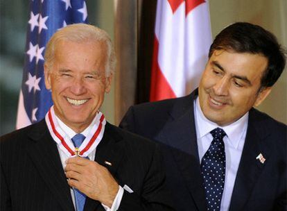 Biden (izquierda) sonríe tras recibir una condecoración de Saakashvili.