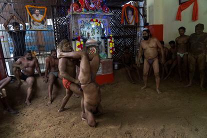 Dos luchadores tradicionales participan en un combate durante el festival Nag Panchami en Prayagraj (La India), este martes.
