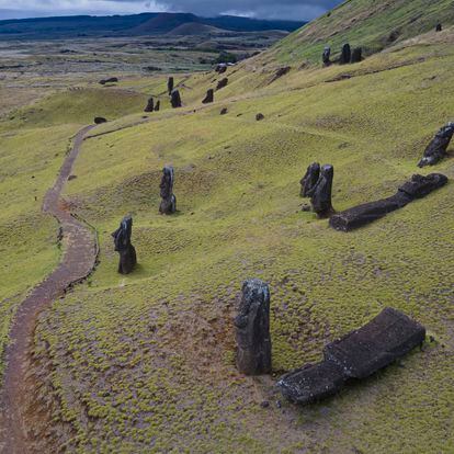 Estatuas moai en la ladera del volcán Rano Raraku en la Isla de Pascua, Chile, en 2022.