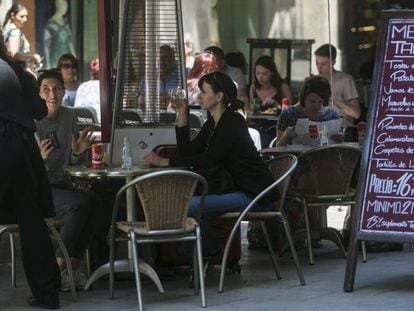 Terraza de un restaurante del barrio del Born de Barcelona. 