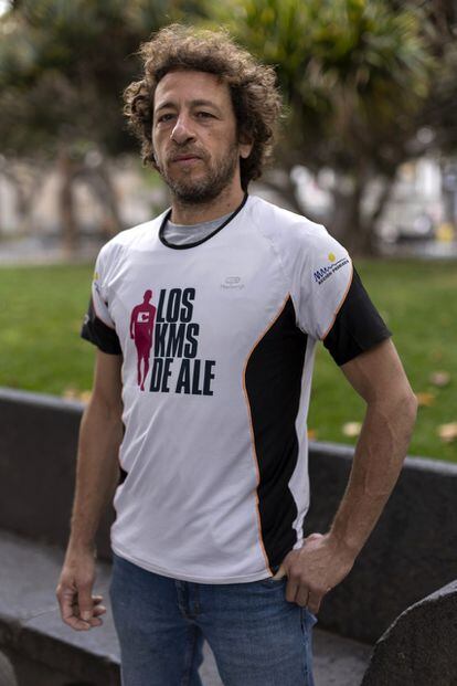 Alejandro López en el parque de san Telmo (Las Palmas de Gran Canaria) con la camiseta que lleva en los ultramaratones.