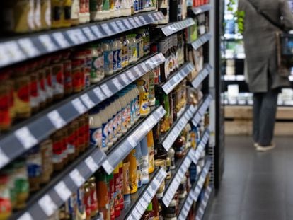 Una estantería con productos de comida en un supermercado alemán.