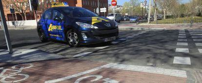 Un coche de autoescuela, haciendo prácticas esta mañana en Alcorcón.