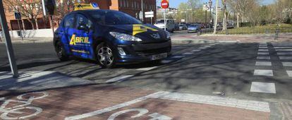 Un coche de autoescuela, haciendo pr&aacute;cticas esta ma&ntilde;ana en Alcorc&oacute;n.