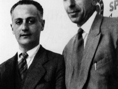 El fundador de Totocalcio, Massimo Della Pergola (a la izquierda) con el primer ganador, Emilio Biasotti.