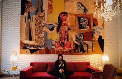 Rossy de Palma, madrina de la temporada cultural francesa del Instituto Francés, bajo 'Femmes à leur toilette', uno de los tapices de Picasso.