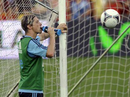 Fernando Torres bebe agua durante un entrenamiento con la selecci&oacute;n.