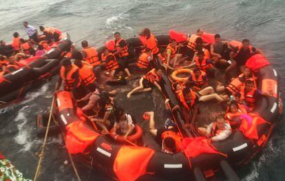 Fotografía cedida por el Comando de la Tercera Zona de la Marina Real de Tailandia, que muestra el proceso de rescate de un grupo de turistas tras el naufragio del barco en el que viajaban.