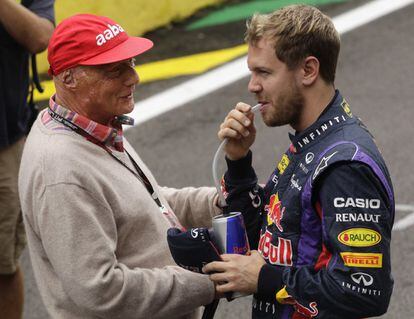Niki Lauda dialoga con Vettel 