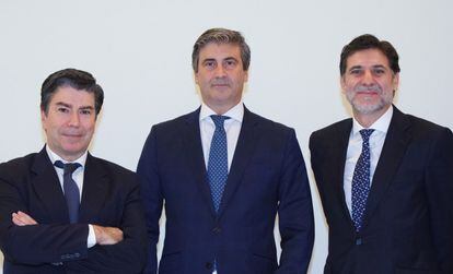 Juan Francisco Gutiérez Garrido con los socios de MBE Legal, Javier Moreno (izquierda) e Ignacio Boj (derecha).