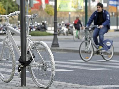 Una imagen de archivo de una bicicleta blanca colocada en una calle de Valencia, en recuerdo de una ciclista fallecida tras ser atropellada.