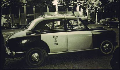 Dalí en un taxi de Barcelona, en una fotografia sense data precisa ni autor conegut.