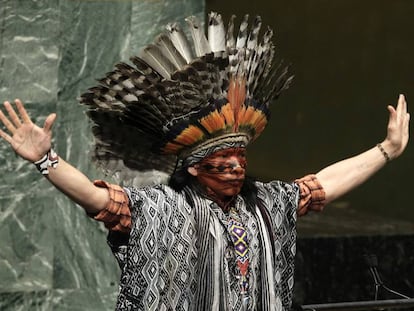 Nilson Tuwe Huni Kuĩ, líder indígena de la Amazonia brasileña, durante su intervención en un evento mundial sobre paz y diversidad religiosa en la sede de las Naciones Unidas de Nueva York, en febrero de 2013. 
 
 