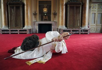 Instalación artística del italiano Maurizio Cattelan, "La Nona Ora" en la que aparece la figura del papa Juan Pablo II abatido por un meteorito, en una exposición en París (Francia), en octubre de 2017.