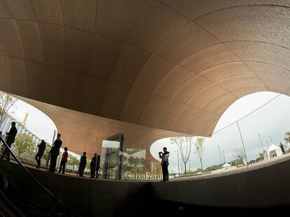 Asistentes a la inauguraci&oacute;n del CaixaForum Sevilla, obra de Guillermo V&aacute;zquez Consuegra, ayer bajo la marquesina que da entrada al centro.