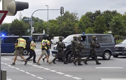Membres de les forces especials de la policia corren cap al centre comercial on s'ha produït un tiroteig a Munic, Alemanya.