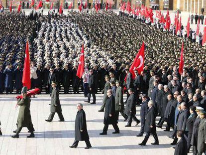 El presidente de Turqu&iacute;a, Recep Tayyip Erdogan; el primer ministro, Ahmet Davutoglu, y el jefe de la oposici&oacute;n, Kemal Kili&ccedil;daroglu, en la ceremonia de conmemoraci&oacute;n del fundador de la Rep&uacute;blica, Mustafa Kemal Atat&uuml;rk, en el 77&ordm; aniversario de su muerte. 
 