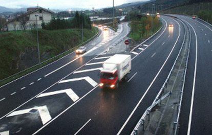 Veh&iacute;culos circulan por la autov&iacute;a del Txorierri, en Vizcaya.